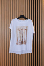 Carica l'immagine nel visualizzatore di Gallery, T Shirt Over Giraffe
