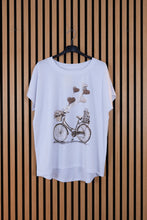 Carica l'immagine nel visualizzatore di Gallery, T shirt Over Bici
