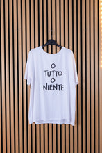 Carica l'immagine nel visualizzatore di Gallery, T Shirt Curvy Tutto Niente
