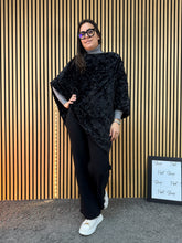 Carica l&#39;immagine nel visualizzatore di Gallery, Poncho Pelliccia
