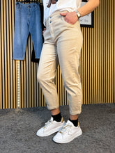 Carica l&#39;immagine nel visualizzatore di Gallery, Jeans Caramella
