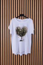 Carica l'immagine nel visualizzatore di Gallery, T Shirt Over Matilde
