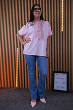 Carica l'immagine nel visualizzatore di Gallery, T Shirt Over Foulard
