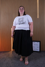 Carica l'immagine nel visualizzatore di Gallery, T Shirt Curvy Me Ne Fotto
