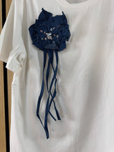Carica l&#39;immagine nel visualizzatore di Gallery, T Shirt Fiore Jeans
