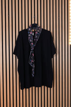 Carica l'immagine nel visualizzatore di Gallery, T Shirt Over Foulard
