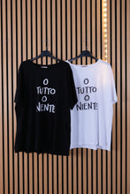Carica l'immagine nel visualizzatore di Gallery, T Shirt Curvy Tutto Niente
