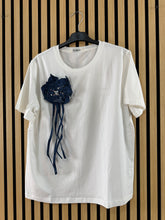 Carica l&#39;immagine nel visualizzatore di Gallery, T Shirt Fiore Jeans

