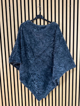 Carica l&#39;immagine nel visualizzatore di Gallery, Poncho Pelliccia
