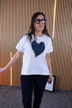 Carica l'immagine nel visualizzatore di Gallery, T Shirt Over Cuore Jeans
